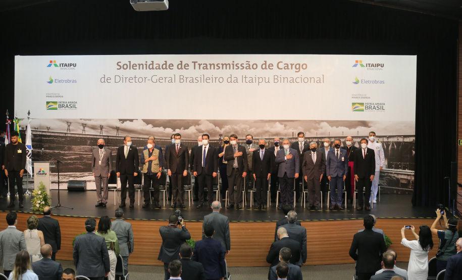 O governador Carlos Massa Ratinho Junior acompanha o  presidente Jair Bolsonaro nesta quarta-feira (7),   na transmissao de cargo do  diretor-geral brasileiro da Itaipu Binacional, o general João Francisco Ferreira .  07/04/2021 - Foto: Geraldo Bubniak/AEN