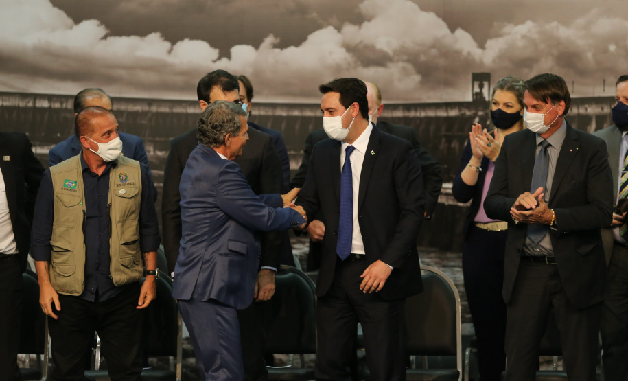 O governador Carlos Massa Ratinho Junior acompanha o  presidente Jair Bolsonaro nesta quarta-feira (7),   na transmissao de cargo do  diretor-geral brasileiro da Itaipu Binacional, o general João Francisco Ferreira .  07/04/2021 - Foto: Geraldo Bubniak/AEN