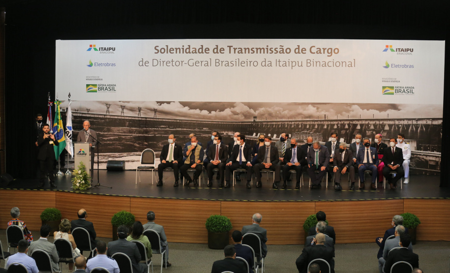 O governador Carlos Massa Ratinho Junior acompanha o  presidente Jair Bolsonaro nesta quarta-feira (7),   na transmissao de cargo do  diretor-geral brasileiro da Itaipu Binacional, o general João Francisco Ferreira .  07/04/2021 - Foto: Geraldo Bubniak/AEN