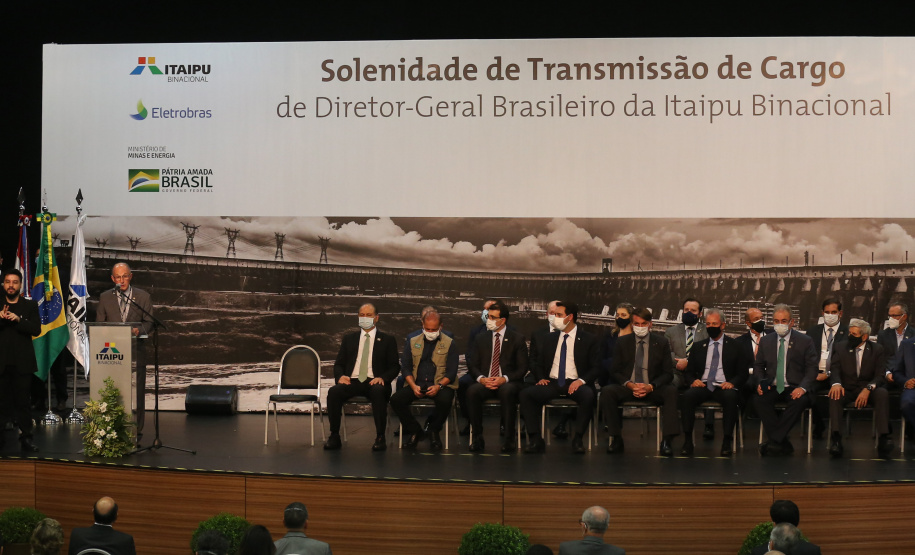 O governador Carlos Massa Ratinho Junior acompanha o  presidente Jair Bolsonaro nesta quarta-feira (7),   na transmissao de cargo do  diretor-geral brasileiro da Itaipu Binacional, o general João Francisco Ferreira .  07/04/2021 - Foto: Geraldo Bubniak/AEN