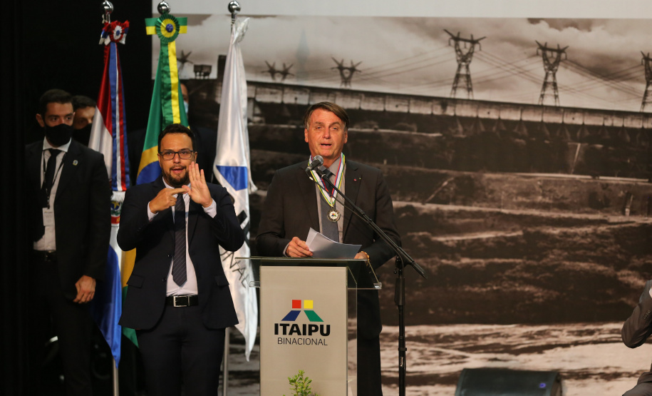 O governador Carlos Massa Ratinho Junior acompanha o  presidente Jair Bolsonaro nesta quarta-feira (7),   na transmissao de cargo do  diretor-geral brasileiro da Itaipu Binacional, o general João Francisco Ferreira .  07/04/2021 - Foto: Geraldo Bubniak/AEN