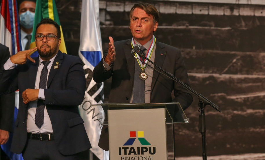 O governador Carlos Massa Ratinho Junior acompanha o  presidente Jair Bolsonaro nesta quarta-feira (7),   na transmissao de cargo do  diretor-geral brasileiro da Itaipu Binacional, o general João Francisco Ferreira .  07/04/2021 - Foto: Geraldo Bubniak/AEN