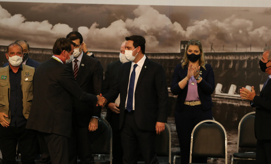 O governador Carlos Massa Ratinho Junior acompanha o  presidente Jair Bolsonaro nesta quarta-feira (7),   na transmissao de cargo do  diretor-geral brasileiro da Itaipu Binacional, o general João Francisco Ferreira .  07/04/2021 - Foto: Geraldo Bubniak/AEN