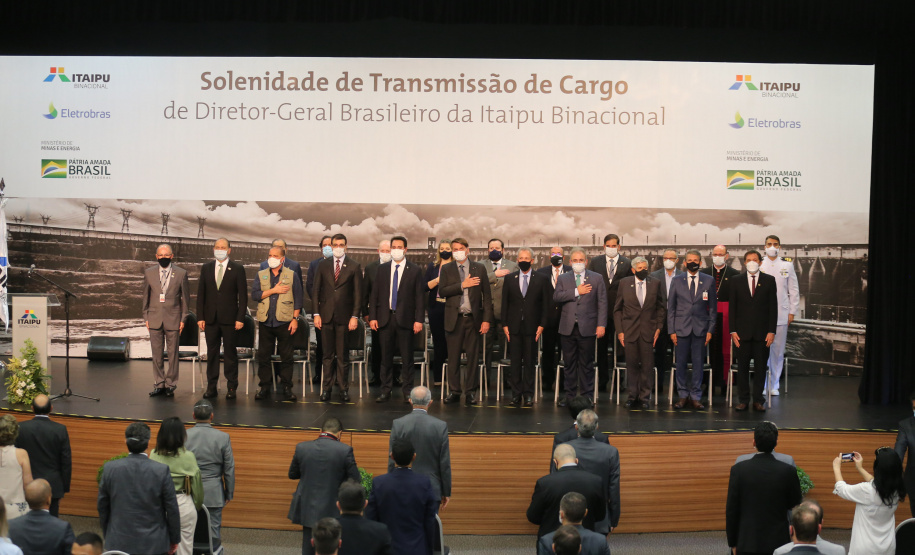 O governador Carlos Massa Ratinho Junior acompanha o  presidente Jair Bolsonaro nesta quarta-feira (7),   na transmissao de cargo do  diretor-geral brasileiro da Itaipu Binacional, o general João Francisco Ferreira .  07/04/2021 - Foto: Geraldo Bubniak/AEN