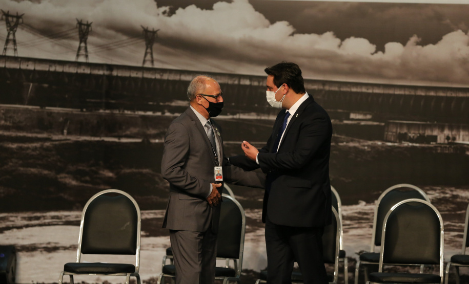 O governador Carlos Massa Ratinho Junior acompanha o  presidente Jair Bolsonaro nesta quarta-feira (7),   na transmissao de cargo do  diretor-geral brasileiro da Itaipu Binacional, o general João Francisco Ferreira .  07/04/2021 - Foto: Geraldo Bubniak/AEN