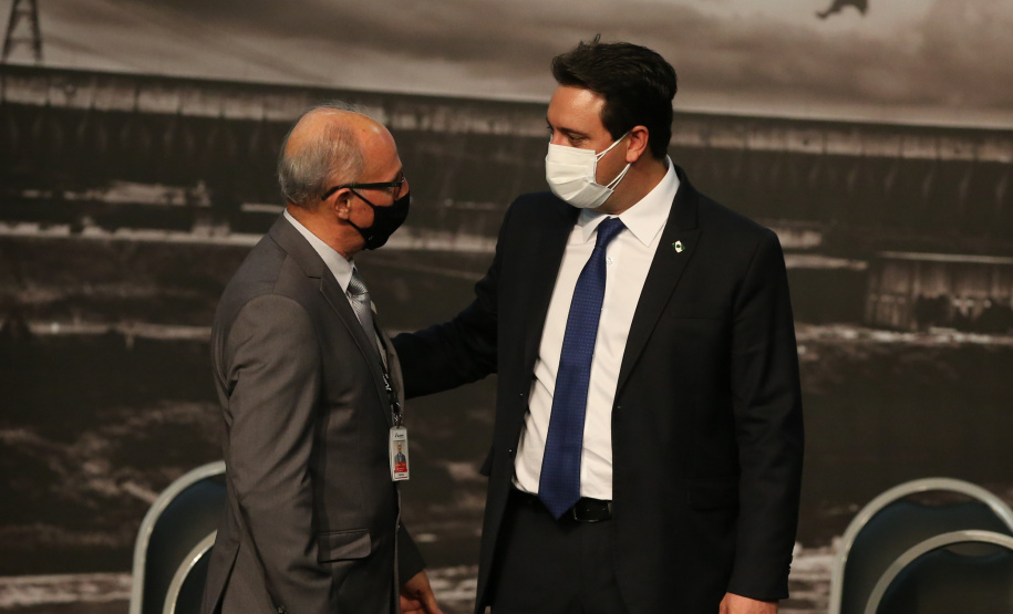 O governador Carlos Massa Ratinho Junior acompanha o  presidente Jair Bolsonaro nesta quarta-feira (7),   na transmissao de cargo do  diretor-geral brasileiro da Itaipu Binacional, o general João Francisco Ferreira .  07/04/2021 - Foto: Geraldo Bubniak/AEN
