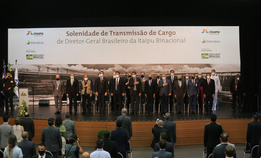 O governador Carlos Massa Ratinho Junior acompanha o  presidente Jair Bolsonaro nesta quarta-feira (7),   na transmissao de cargo do  diretor-geral brasileiro da Itaipu Binacional, o general João Francisco Ferreira .  07/04/2021 - Foto: Geraldo Bubniak/AEN