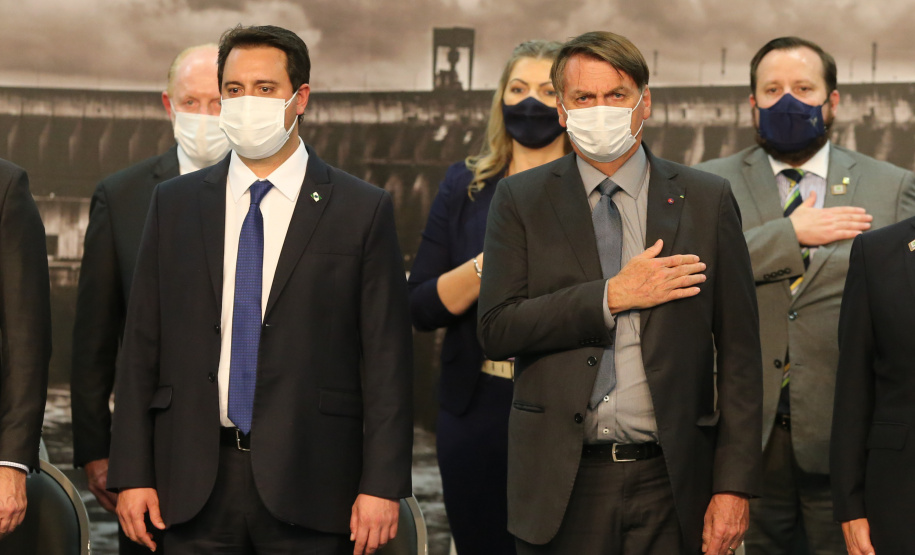 O governador Carlos Massa Ratinho Junior acompanha o  presidente Jair Bolsonaro nesta quarta-feira (7),   na transmissao de cargo do  diretor-geral brasileiro da Itaipu Binacional, o general João Francisco Ferreira .  07/04/2021 - Foto: Geraldo Bubniak/AEN