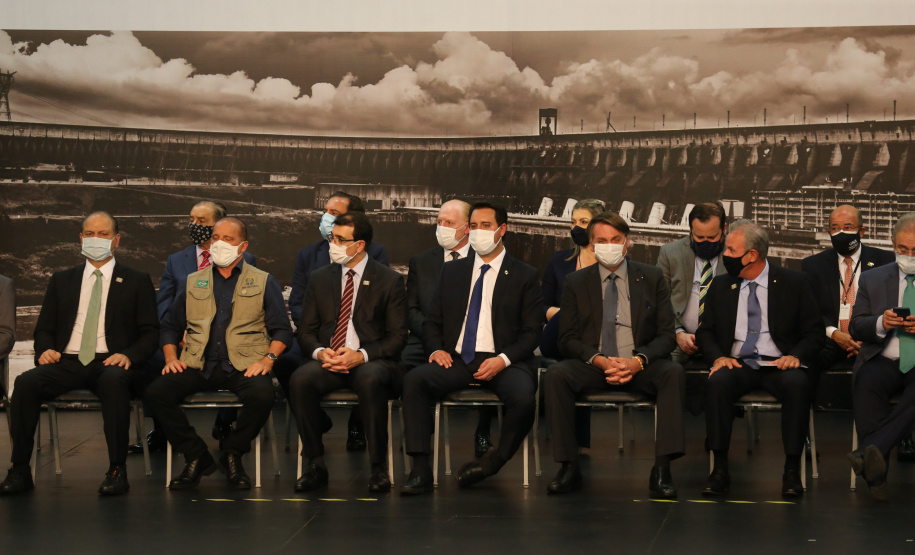 O governador Carlos Massa Ratinho Junior acompanha o  presidente Jair Bolsonaro nesta quarta-feira (7),   na transmissao de cargo do  diretor-geral brasileiro da Itaipu Binacional, o general João Francisco Ferreira .  07/04/2021 - Foto: Geraldo Bubniak/AEN