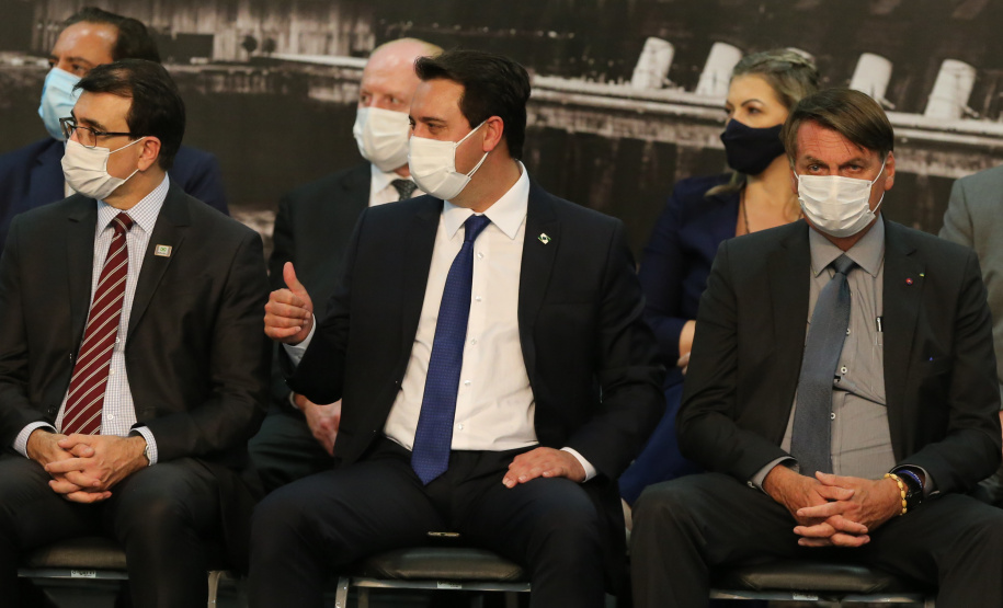 O governador Carlos Massa Ratinho Junior acompanha o  presidente Jair Bolsonaro nesta quarta-feira (7),   na transmissao de cargo do  diretor-geral brasileiro da Itaipu Binacional, o general João Francisco Ferreira .  07/04/2021 - Foto: Geraldo Bubniak/AEN