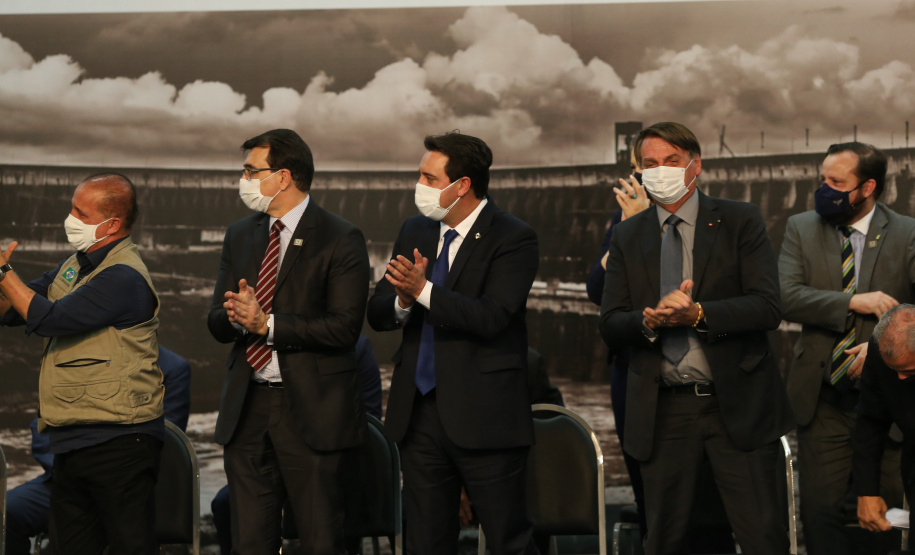 O governador Carlos Massa Ratinho Junior acompanha o  presidente Jair Bolsonaro nesta quarta-feira (7),   na transmissao de cargo do  diretor-geral brasileiro da Itaipu Binacional, o general João Francisco Ferreira .  07/04/2021 - Foto: Geraldo Bubniak/AEN