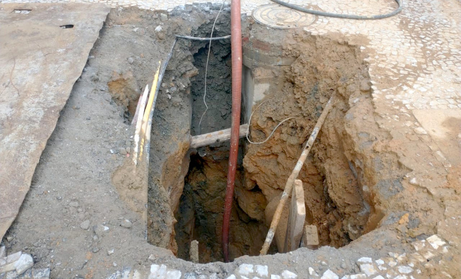 A Sanepar começou nesta semana a fazer substituição da rede coletora de esgoto no calçadão da XV de Novembro, no Centro de Curitiba. A obra faz parte do projeto de revitalização do sistema de esgotamento sanitário da Bacia do Rio Belém que prevê a troca de 8,3 quilômetros de tubulação de esgoto na região central. - Curitiba, 07/04/2021  -  Foto: Sanepar