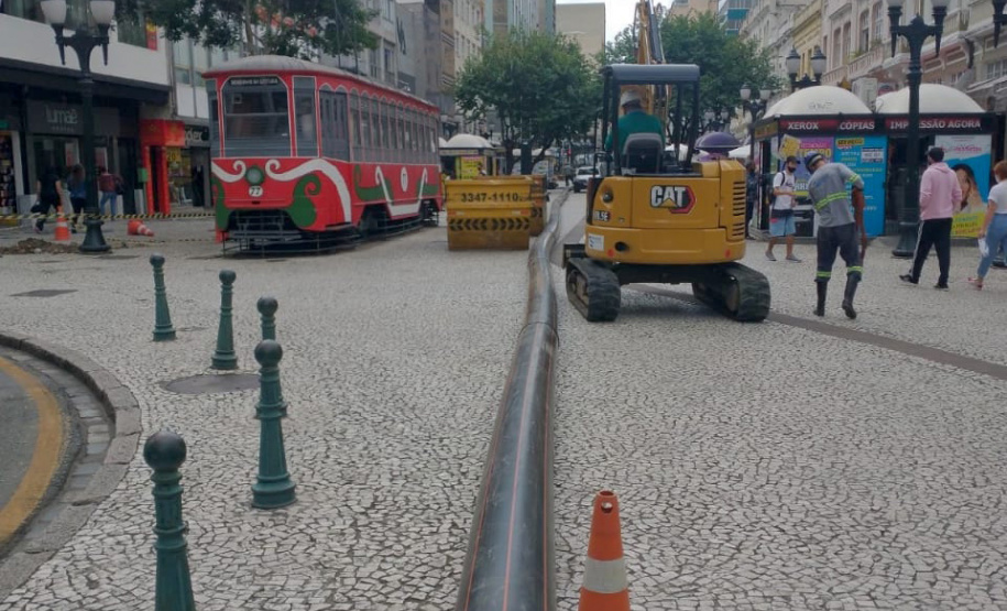 A Sanepar começou nesta semana a fazer substituição da rede coletora de esgoto no calçadão da XV de Novembro, no Centro de Curitiba. A obra faz parte do projeto de revitalização do sistema de esgotamento sanitário da Bacia do Rio Belém que prevê a troca de 8,3 quilômetros de tubulação de esgoto na região central. - Curitiba, 07/04/2021  -  Foto: Sanepar