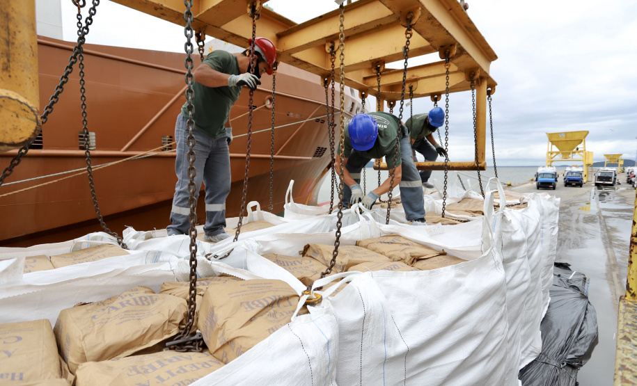 Operações inéditas são realizadas no Porto de Antonina