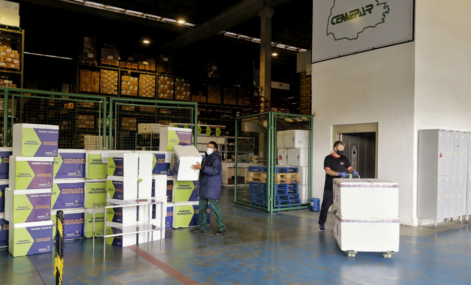 O Paraná encaminhou nesta quinta-feira (08) 613.910 conjuntos vacinais para as 22 Regionais que formam o sistema público de saúde do Paraná. São 241.910 doses de imunizantes contra a Covid-19 e 372.000 doses contra a Influenza. Para garantir agilidade ao processo, o material foi distribuído por aeronaves do Governo do Estado para os municípios mais afastados de Curitiba. - Curitiba, 08/04/2021 - Foto: Gilson Abreu/AEN