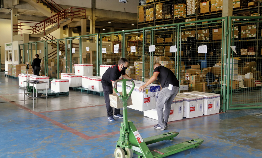 O Paraná encaminhou nesta quinta-feira (08) 613.910 conjuntos vacinais para as 22 Regionais que formam o sistema público de saúde do Paraná. São 241.910 doses de imunizantes contra a Covid-19 e 372.000 doses contra a Influenza. Para garantir agilidade ao processo, o material foi distribuído por aeronaves do Governo do Estado para os municípios mais afastados de Curitiba. - Curitiba, 08/04/2021 - Foto: Gilson Abreu/AEN