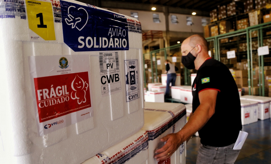 O Paraná encaminhou nesta quinta-feira (08) 613.910 conjuntos vacinais para as 22 Regionais que formam o sistema público de saúde do Paraná. São 241.910 doses de imunizantes contra a Covid-19 e 372.000 doses contra a Influenza. Para garantir agilidade ao processo, o material foi distribuído por aeronaves do Governo do Estado para os municípios mais afastados de Curitiba. - Curitiba, 08/04/2021 - Foto: Gilson Abreu/AEN