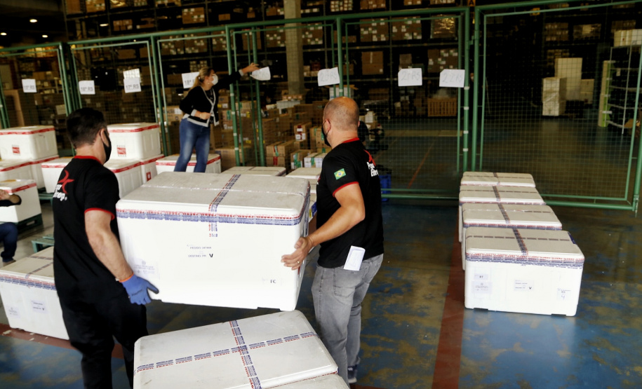 O Paraná encaminhou nesta quinta-feira (08) 613.910 conjuntos vacinais para as 22 Regionais que formam o sistema público de saúde do Paraná. São 241.910 doses de imunizantes contra a Covid-19 e 372.000 doses contra a Influenza. Para garantir agilidade ao processo, o material foi distribuído por aeronaves do Governo do Estado para os municípios mais afastados de Curitiba. - Curitiba, 08/04/2021 - Foto: Gilson Abreu/AEN