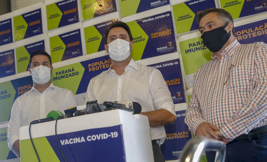 08.04.2021 - Governador Carlos Massa Ratinho Junior com Secretário da saúde Beto Preto
distribuição 12 lote de vacinas no Paraná
Foto Gilson Abreu/AEN