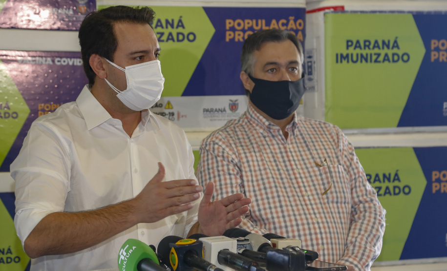 08.04.2021 - Governador Carlos Massa Ratinho Junior com Secretário da saúde Beto Preto
distribuição 12 lote de vacinas no Paraná
Foto Gilson Abreu/AEN