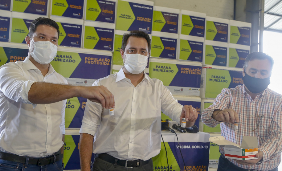 08.04.2021 - Governador Carlos Massa Ratinho Junior com Secretário da saúde Beto Preto
distribuição 12 lote de vacinas no Paraná
Foto Gilson Abreu/AEN