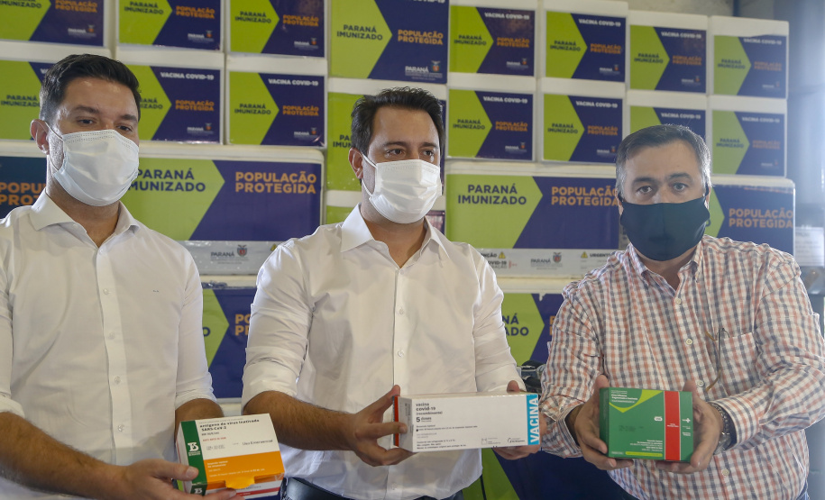 08.04.2021 - Governador Carlos Massa Ratinho Junior com Secretário da saúde Beto Preto
distribuição 12 lote de vacinas no Paraná
Foto Gilson Abreu/AEN