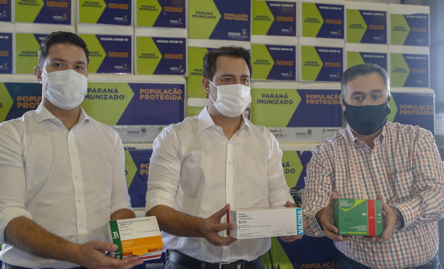 08.04.2021 - Governador Carlos Massa Ratinho Junior com Secretário da saúde Beto Preto
distribuição 12 lote de vacinas no Paraná
Foto Gilson Abreu/AEN