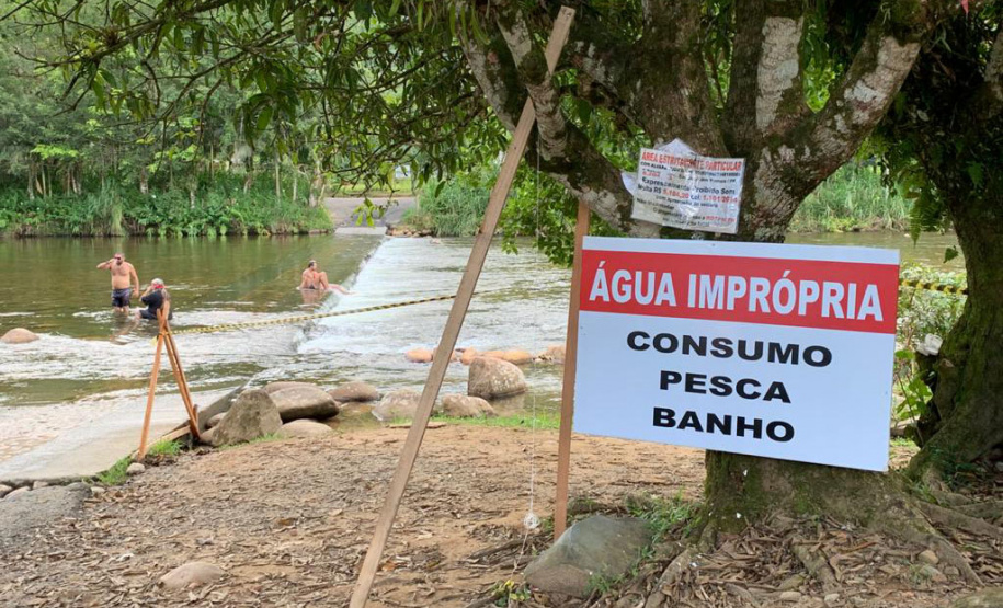 O Rio São João, às margens da Rodovia BR-376 e na altura do km 679 (sentido Sul), não deve ser utilizado como espaço de lazer, recreação e pesca. A orientação é do Instituto Água e Terra (IAT), vinculado à Secretaria do Desenvolvimento Sustentável e do Turismo (Sedest).  -  Curitiba, 08/04/2021  -  Foto: IAT/SEDEST