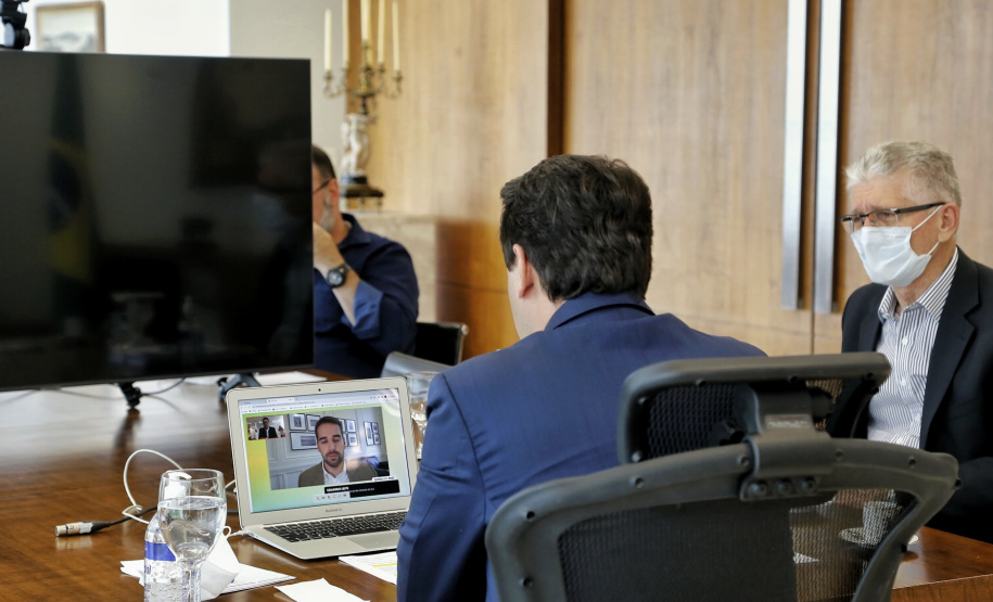 Governador Carlos Massa Ratinho Junior participou nesta quinta-feira (8) de um painel no evento Superagro, promovido pela revista Exame, e destacou os principais incentivos do Governo do Estado no setor. O painel também contou com a participação dos governadores do Mato Grosso, Mauro Mendes, da Bahia, Rui Costa, e do Rio Grande do Sul, Eduardo Leite. - Curitiba, 08/04/2021 - Foto: Gilson Abreu/AEN