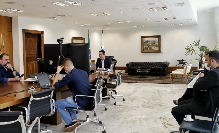 Governador Carlos Massa Ratinho Junior participou nesta quinta-feira (8) de um painel no evento Superagro, promovido pela revista Exame, e destacou os principais incentivos do Governo do Estado no setor. O painel também contou com a participação dos governadores do Mato Grosso, Mauro Mendes, da Bahia, Rui Costa, e do Rio Grande do Sul, Eduardo Leite. - Curitiba, 08/04/2021 - Foto: Gilson Abreu/AEN