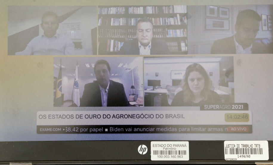 Governador Carlos Massa Ratinho Junior participou nesta quinta-feira (8) de um painel no evento Superagro, promovido pela revista Exame, e destacou os principais incentivos do Governo do Estado no setor. O painel também contou com a participação dos governadores do Mato Grosso, Mauro Mendes, da Bahia, Rui Costa, e do Rio Grande do Sul, Eduardo Leite. - Curitiba, 08/04/2021 - Foto: Gilson Abreu/AEN