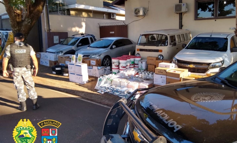 Policiais militares do 4º Batalhão de Polícia Militar (4º BPM), pertencente ao 3º Comando Regional da PM (3º CRPM), desarticularam uma quadrilha que furtava agrotóxicos e recuperaram diversas cargas, roubadas nos últimos dias. A ação policial aconteceu na quarta-feira (08/04) na cidade de Marialva, no Noroeste do estado, após um furto em uma Cooperativa no Distrito de São Luiz. Cinco homens foram presos. - Fopto: SESP-PR