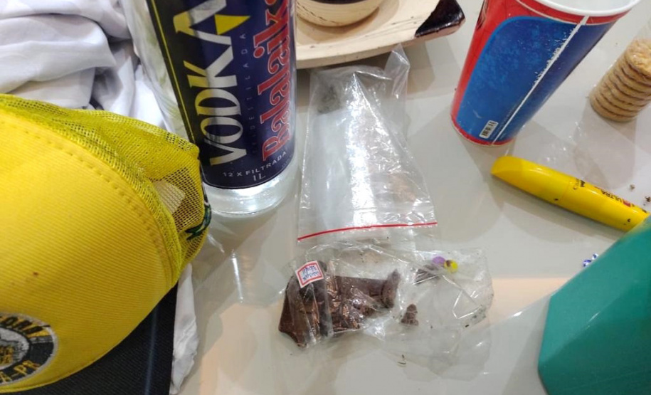 Integrantes da Força Nacional, da Polícia Civil do Paraná e da Guarda Municipal, atuantes no projeto "Em Frente Brasil", prenderam quatro homens investigados por diferentes práticas criminosas. Os mandados judiciais de busca e apreensão e de prisão foram expedidos pela justiça e a ação policial ocorreu na manhã desta quarta-feira (07/04) em São José dos Pinhais, Região Metropolitana de Curitiba. - Curitiba, 08/04/2021 - Foto: Divulgação SESP