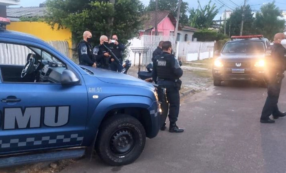 Integrantes da Força Nacional, da Polícia Civil do Paraná e da Guarda Municipal, atuantes no projeto "Em Frente Brasil", prenderam quatro homens investigados por diferentes práticas criminosas. Os mandados judiciais de busca e apreensão e de prisão foram expedidos pela justiça e a ação policial ocorreu na manhã desta quarta-feira (07/04) em São José dos Pinhais, Região Metropolitana de Curitiba. - Curitiba, 08/04/2021 - Foto: Divulgação SESP