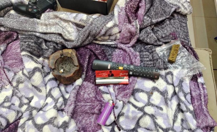 Integrantes da Força Nacional, da Polícia Civil do Paraná e da Guarda Municipal, atuantes no projeto "Em Frente Brasil", prenderam quatro homens investigados por diferentes práticas criminosas. Os mandados judiciais de busca e apreensão e de prisão foram expedidos pela justiça e a ação policial ocorreu na manhã desta quarta-feira (07/04) em São José dos Pinhais, Região Metropolitana de Curitiba. - Curitiba, 08/04/2021 - Foto: Divulgação SESP