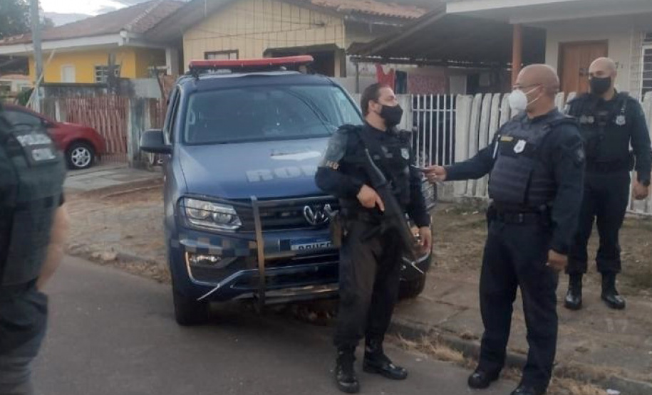 Integrantes da Força Nacional, da Polícia Civil do Paraná e da Guarda Municipal, atuantes no projeto "Em Frente Brasil", prenderam quatro homens investigados por diferentes práticas criminosas. Os mandados judiciais de busca e apreensão e de prisão foram expedidos pela justiça e a ação policial ocorreu na manhã desta quarta-feira (07/04) em São José dos Pinhais, Região Metropolitana de Curitiba. - Curitiba, 08/04/2021 - Foto: Divulgação SESP