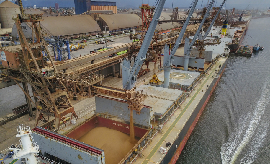 O Porto de Paranaguá é um dos principais atores dentro do projeto da Nova Ferroeste.
É no terminal marítimo que vai desembocar a maior parte da produção que passará pelo ramal ferroviário de 1.285 quilômetros, idealizado para ter ponto inicial em Maracaju, no Mato Grosso do Sul. - Foto: Claudio Neves/Portos do Paraná