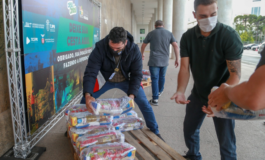 A edição 2021 da campanha Cesta Solidária Paraná, encerrada na terça-feira (06), conseguiu arrecadar mais de 200 toneladas de alimentos. . Foto: Valdelino Pontes