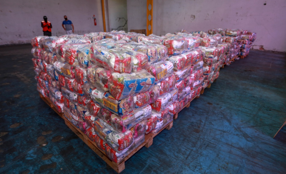 A edição 2021 da campanha Cesta Solidária Paraná, encerrada na terça-feira (06), conseguiu arrecadar mais de 200 toneladas de alimentos. . Foto: Valdelino Pontes