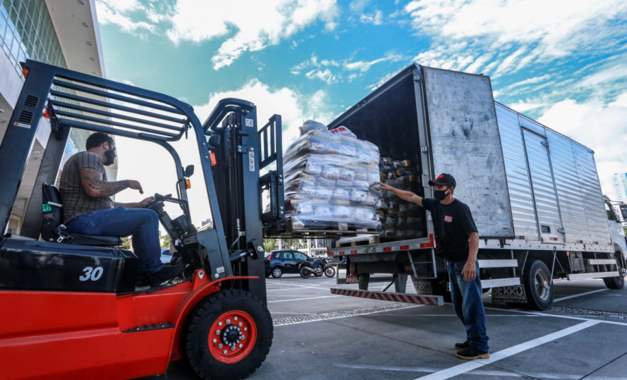 A edição 2021 da campanha Cesta Solidária Paraná, encerrada na terça-feira (06), conseguiu arrecadar mais de 200 toneladas de alimentos. . Foto: Valdelino Pontes