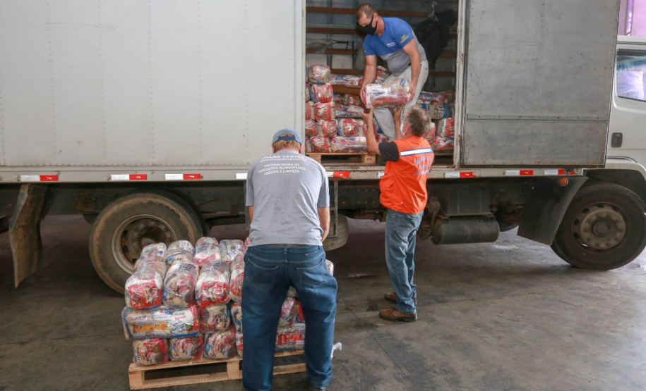 A edição 2021 da campanha Cesta Solidária Paraná, encerrada na terça-feira (06), conseguiu arrecadar mais de 200 toneladas de alimentos. . Foto: Valdelino Pontes