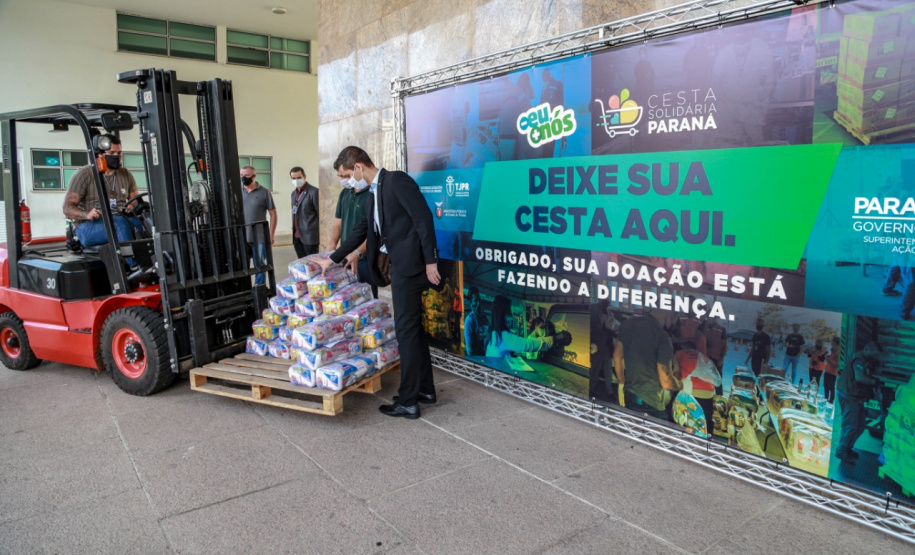 A edição 2021 da campanha Cesta Solidária Paraná, encerrada na terça-feira (06), conseguiu arrecadar mais de 200 toneladas de alimentos. . Foto: Valdelino Pontes