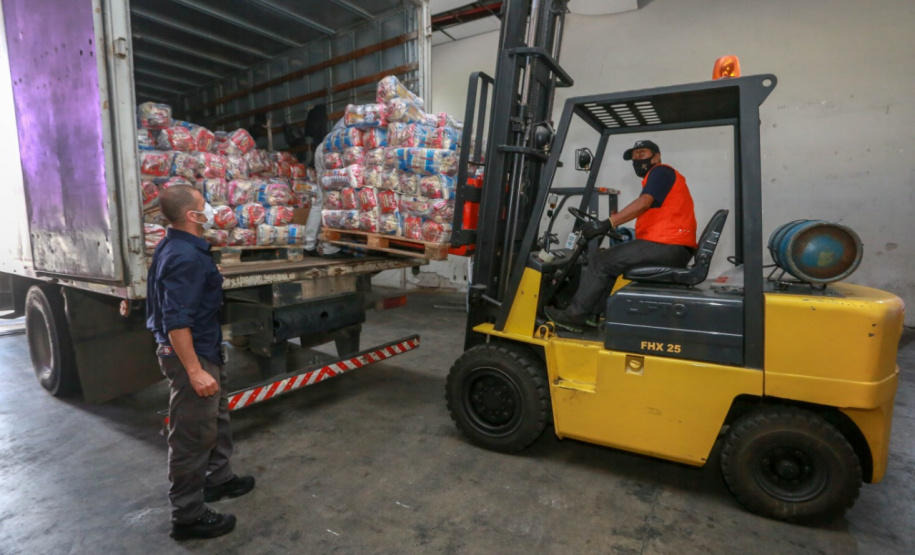 A edição 2021 da campanha Cesta Solidária Paraná, encerrada na terça-feira (06), conseguiu arrecadar mais de 200 toneladas de alimentos. . Foto: Valdelino Pontes