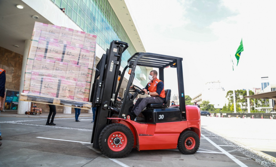 A edição 2021 da campanha Cesta Solidária Paraná, encerrada na terça-feira (06), conseguiu arrecadar mais de 200 toneladas de alimentos. . Foto: Valdelino Pontes