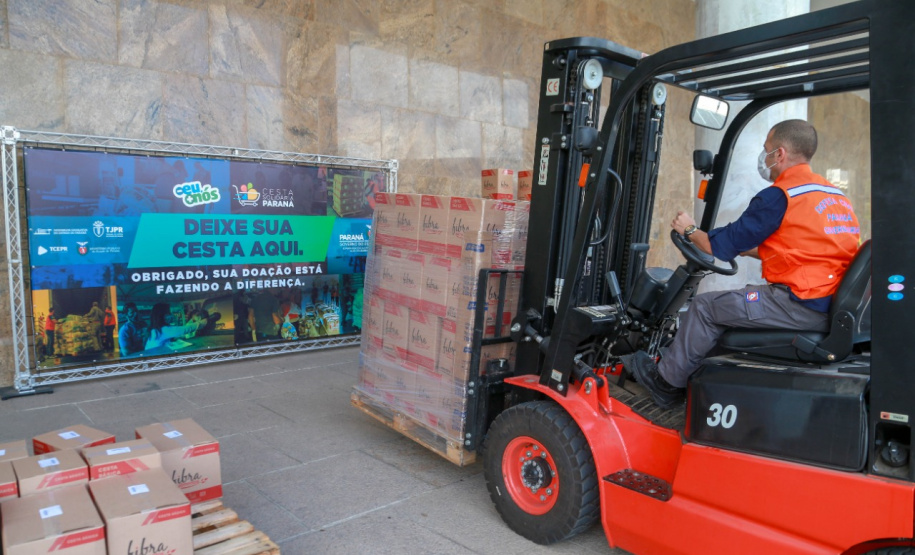 A edição 2021 da campanha Cesta Solidária Paraná, encerrada na terça-feira (06), conseguiu arrecadar mais de 200 toneladas de alimentos. . Foto: Valdelino Pontes