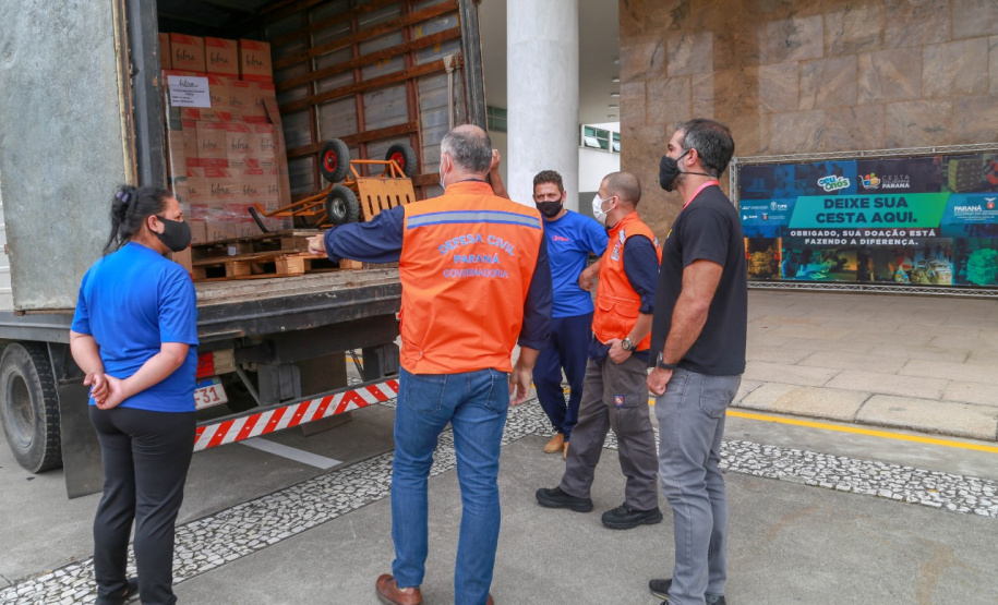 A edição 2021 da campanha Cesta Solidária Paraná, encerrada na terça-feira (06), conseguiu arrecadar mais de 200 toneladas de alimentos. . Foto: Valdelino Pontes