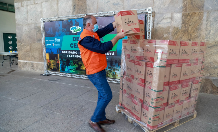 A edição 2021 da campanha Cesta Solidária Paraná, encerrada na terça-feira (06), conseguiu arrecadar mais de 200 toneladas de alimentos. . Foto: Valdelino Pontes