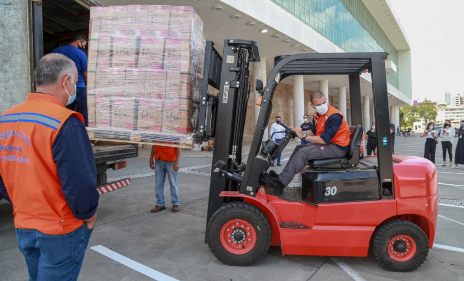 A edição 2021 da campanha Cesta Solidária Paraná, encerrada na terça-feira (06), conseguiu arrecadar mais de 200 toneladas de alimentos. . Foto: Valdelino Pontes