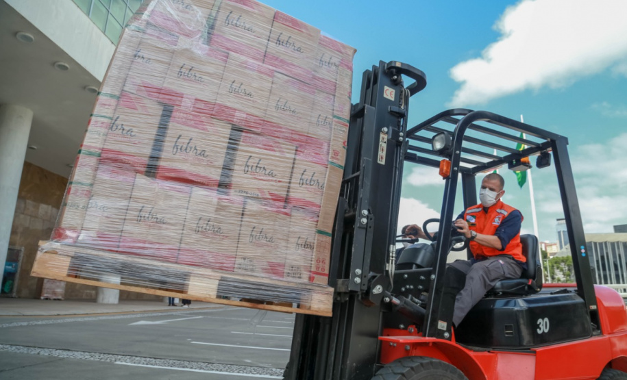 A edição 2021 da campanha Cesta Solidária Paraná, encerrada na terça-feira (06), conseguiu arrecadar mais de 200 toneladas de alimentos. . Foto: Valdelino Pontes