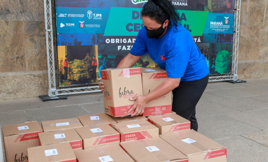 A edição 2021 da campanha Cesta Solidária Paraná, encerrada na terça-feira (06), conseguiu arrecadar mais de 200 toneladas de alimentos. . Foto: Valdelino Pontes